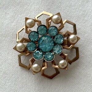 Elegant Gold and Blue Brooch with Pearls VTG